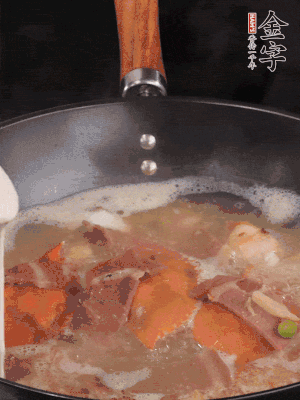 最后用面糊勾芡，燒至收汁，出鍋前撒點(diǎn)蔥段。