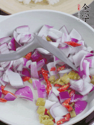 冷鍋熱油，下洋蔥、小米辣、泡椒，炒出香味。