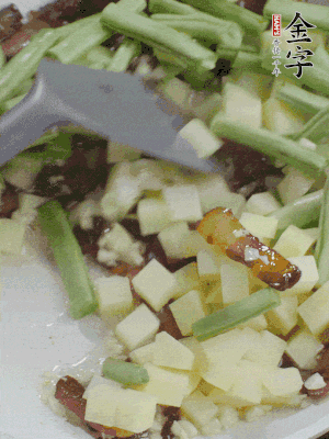 下蒜末、豆角、土豆塊翻炒。