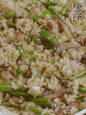 淋一點(diǎn)生抽、蠔油，撒蔥花。