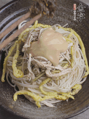 生抽1勺、醋1勺、芝麻醬1勺、金字火腿大師醬1勺。