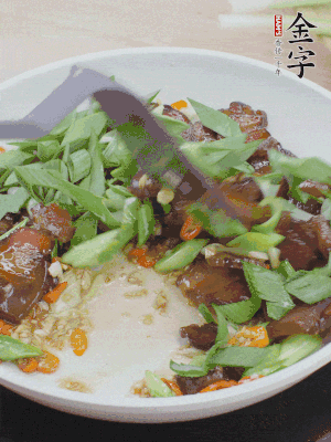 倒蒜葉翻炒均勻。