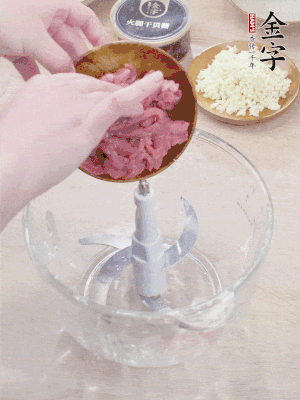 江南野筍干浸泡至軟；豬五花肉切薄片；腐皮改刀切成長(zhǎng)方形。