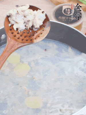 沸水下花蛤肉、姜片、料酒焯水。