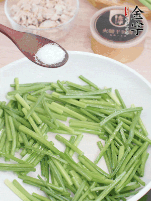 起鍋熱油，下韭菜苔炒至變色。加少許鹽。