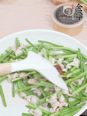 再下花蛤肉、1勺金字火腿干貝醬翻炒攪勻。