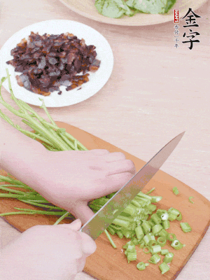 空心菜摘掉葉子，菜梗切成丁。