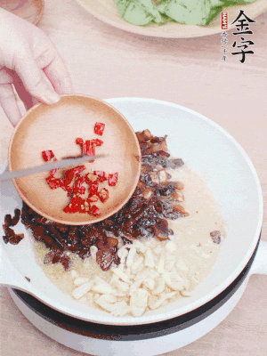 爆香蒜末、小米辣。