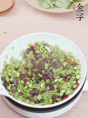 1勺生抽、1勺蠔油、1點點白糖調(diào)味。