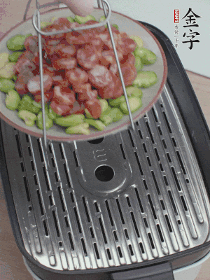 蠶豆鋪底，香腸鋪上，上鍋蒸15分鐘。