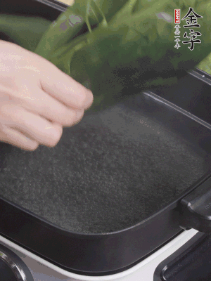 粽葉入沸水煮1分鐘，翻面再煮1分鐘，清洗干凈加水浸泡。