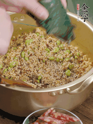 再附一張粽子，一齊向后折疊，線繩捆綁。