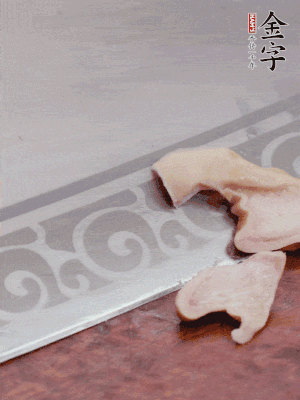 橫向一分為二，均勻切絲。