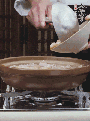 燜煮30分鐘，下花生、紅棗煮5分鐘。（花生提前預(yù)煮15分鐘）