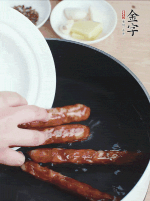 金字香腸水煮15分鐘，撈出切薄片。