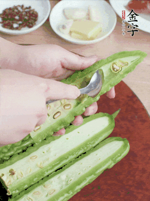 苦瓜去籽切薄片，一點鹽拌勻，10分鐘后沖洗控干。香蔥切蔥花、姜切末、蒜拍碎、干辣椒切圈。