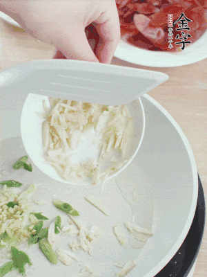 油4成熱，下蔥姜蒜、干辣椒、花椒煸出香味。