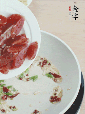 放香腸、苦瓜快速翻炒。