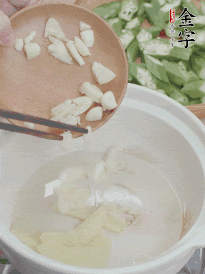 砂煲熱油，姜蒜、辣椒煸香。