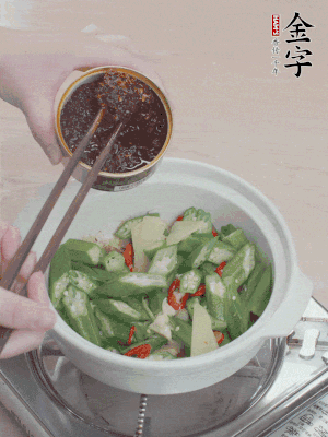 加1勺金字火腿干貝醬、1/2勺生抽攪拌均勻。