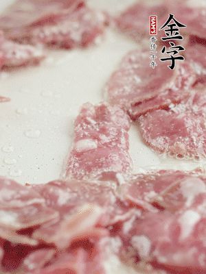 炒鍋熱油，下培根火腿煸炒。