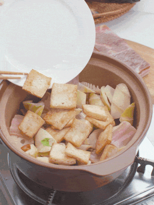 依次下春筍、豆腐，開水沒過食材。