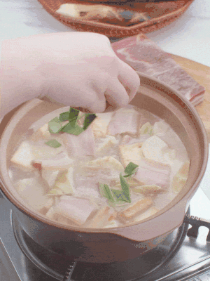 一小撮鹽、糖、雞精調(diào)味，最后撒點(diǎn)蒜葉點(diǎn)綴。