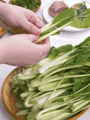 小青菜掰成一片片。