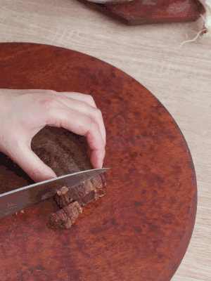 金字臘肉水煮15分鐘，切片。