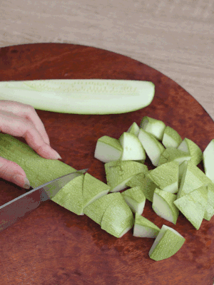 西葫蘆去籽縱向切成4份，斜切成厚片。