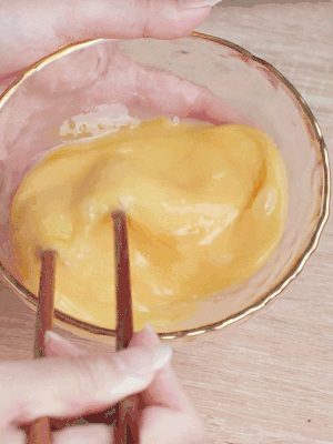 雞蛋調(diào)入少許黃酒打散。