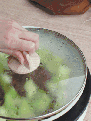 西葫蘆略出水時(shí)，加一小撮鹽調(diào)味。