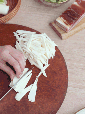 茭白切細絲，鹽水中浸泡防止氧化。