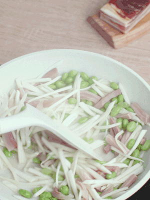 下茭白絲、青豆翻炒。