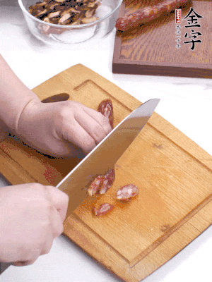 干香菇泡發(fā)切片，金字香腸切片，春筍切大粒。