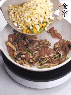 鍋里熱油，爆香蔥白，下香腸片炒至微微出油，加時蔬粒、香菇粒、春筍粒翻炒均勻。