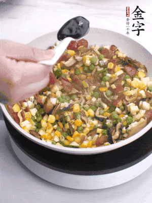 加2勺生抽、1勺蠔油、半勺老抽調(diào)味。