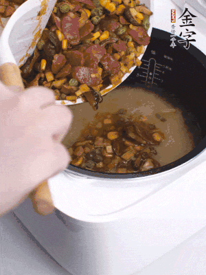 鋪在洗好的大米上，加清水，與食材持平。