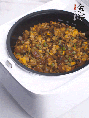 電飯煲按煮飯鍵，出鍋撒蔥花。