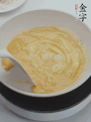 2個雞蛋炒散。