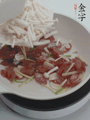 放白玉菇、青紅辣椒、雞蛋。