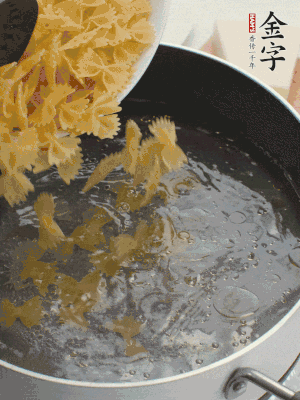 蝴蝶面加橄欖油煮熟；豌豆焯水30秒。