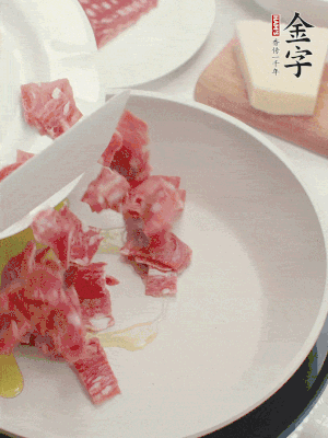 橄欖油煸香金字培根火腿。依次下豌豆、蝴蝶面、洋蔥。