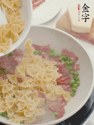 1小勺鹽調(diào)味，混合一起燉煮一下。