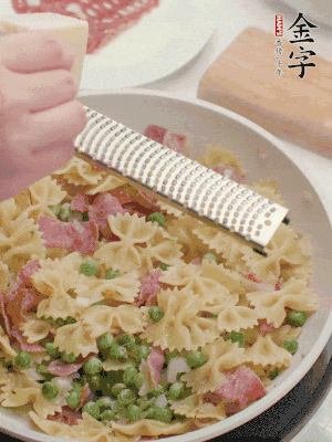 收汁后加入帕爾瑪芝士、歐芹碎和檸檬汁。