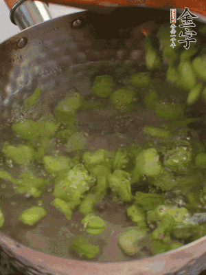 鍋中水沸，放一撮鹽，下蠶豆豆瓣焯3分鐘，下百合，3秒撈出，一起撈出瀝水。