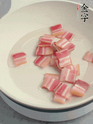 鍋中少許油，金字淡咸肉煸香。