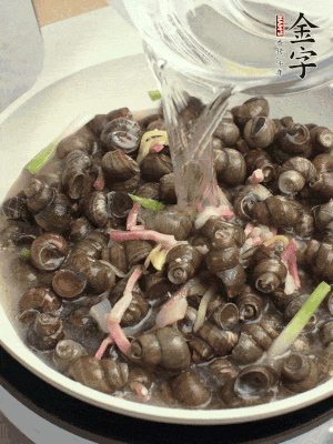 倒處理干凈的螺螄翻炒，加3勺料酒。加清水蓋過螺螄，中火蓋蓋煮5分鐘。
