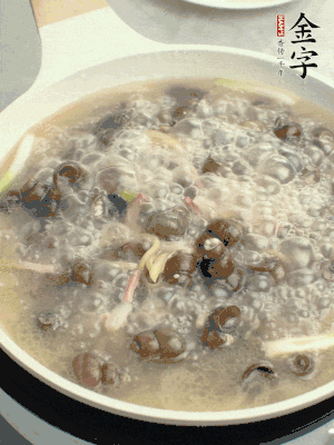 放辣椒，加一點鹽、糖，大火翻炒。