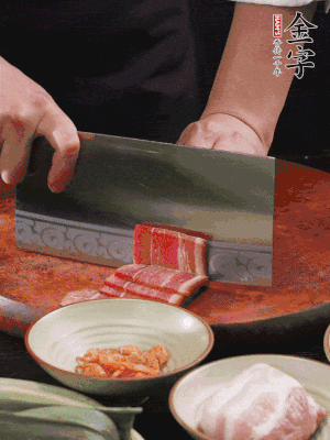 金字火腿上方切薄片，鮮五花肉切薄片。